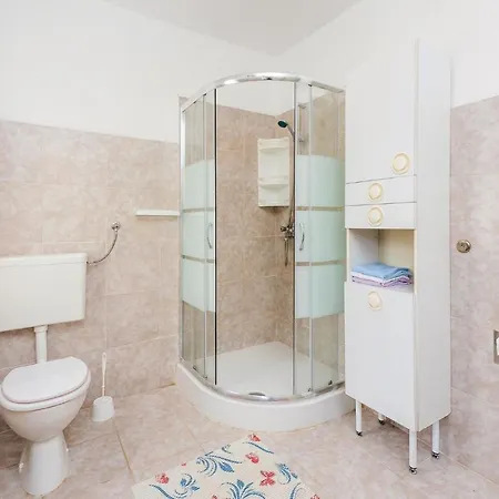 2 Bedroom Cozy In Labin Apartment *